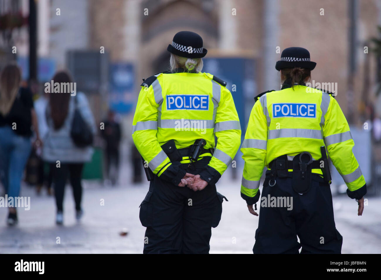 Deux femmes femmes policier en patrouille à pied dans la région de Cardiff, Pays de Galles. Banque D'Images