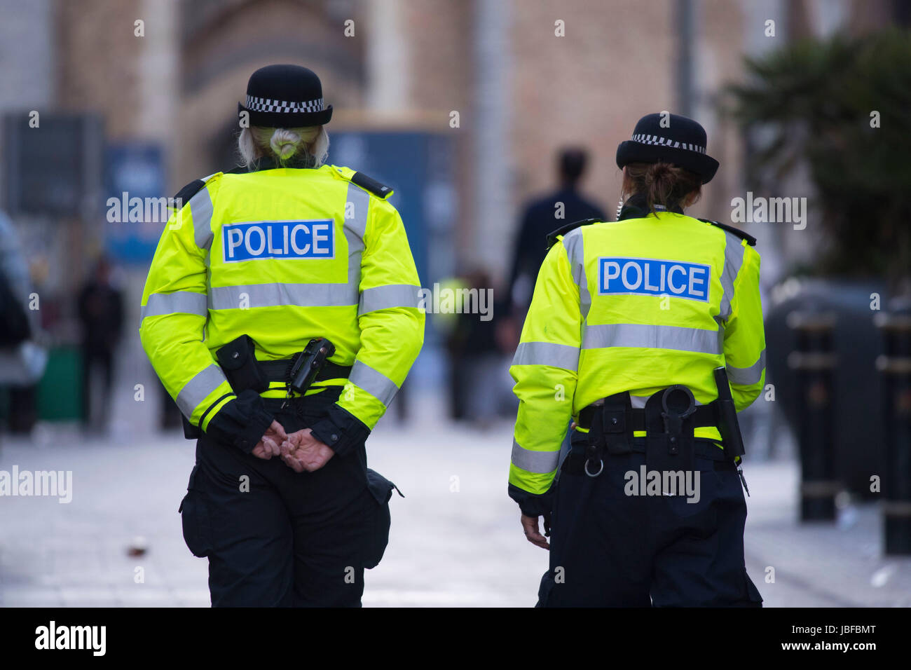 Deux femmes femmes policier en patrouille à pied dans la région de Cardiff, Pays de Galles. Banque D'Images