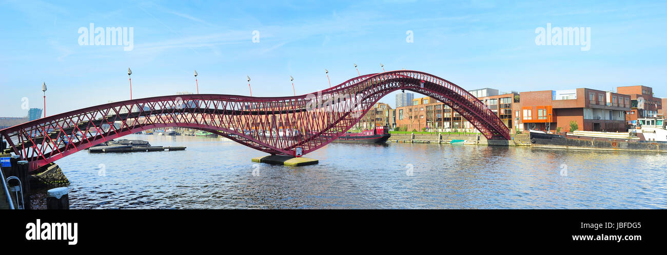 Le pont Python rouge à Amsterdam, Pays-Bas. C'est forme ressemble à un serpent rouge. Banque D'Images