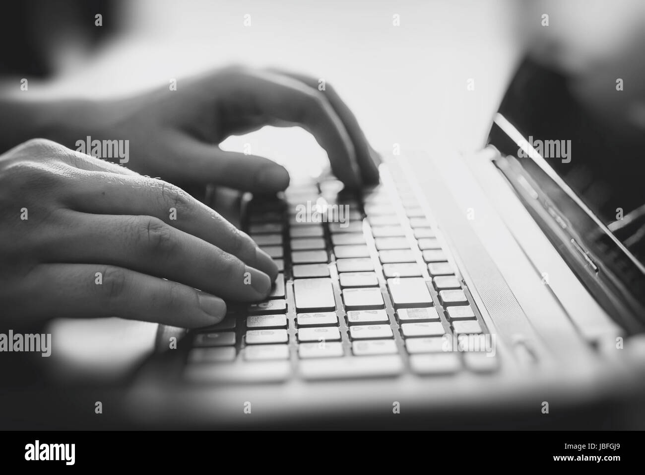Les mains des hommes sur un clavier d'ordinateur portable. Ordinateur portable pour taper sur le clavier part internet technologie concept de travail Banque D'Images