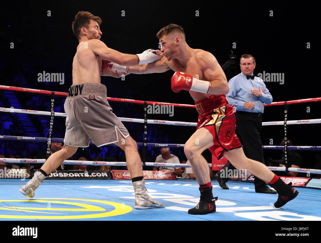 Lee Haskins (à gauche) et Ryan Burnett dans le monde de l'IBF championnat poids coq de combat à l'Odyssey Arena de Belfast. Banque D'Images