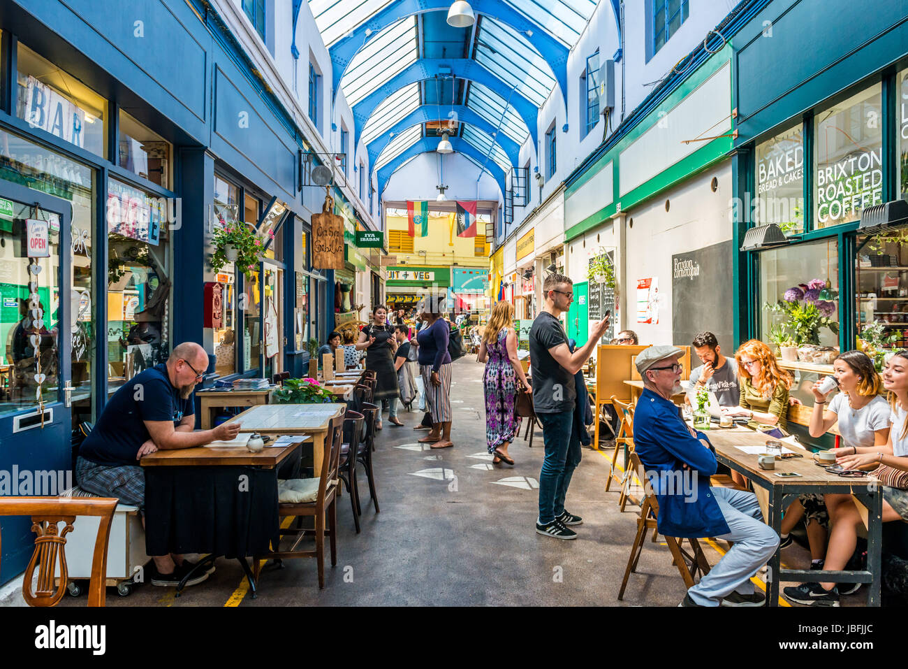 Londres, Royaume-Uni - 10 juin 2017 : Brixton Brixton Road Station Village et marché. Marché coloré et communauté multiculturelle événementielle des trad Banque D'Images