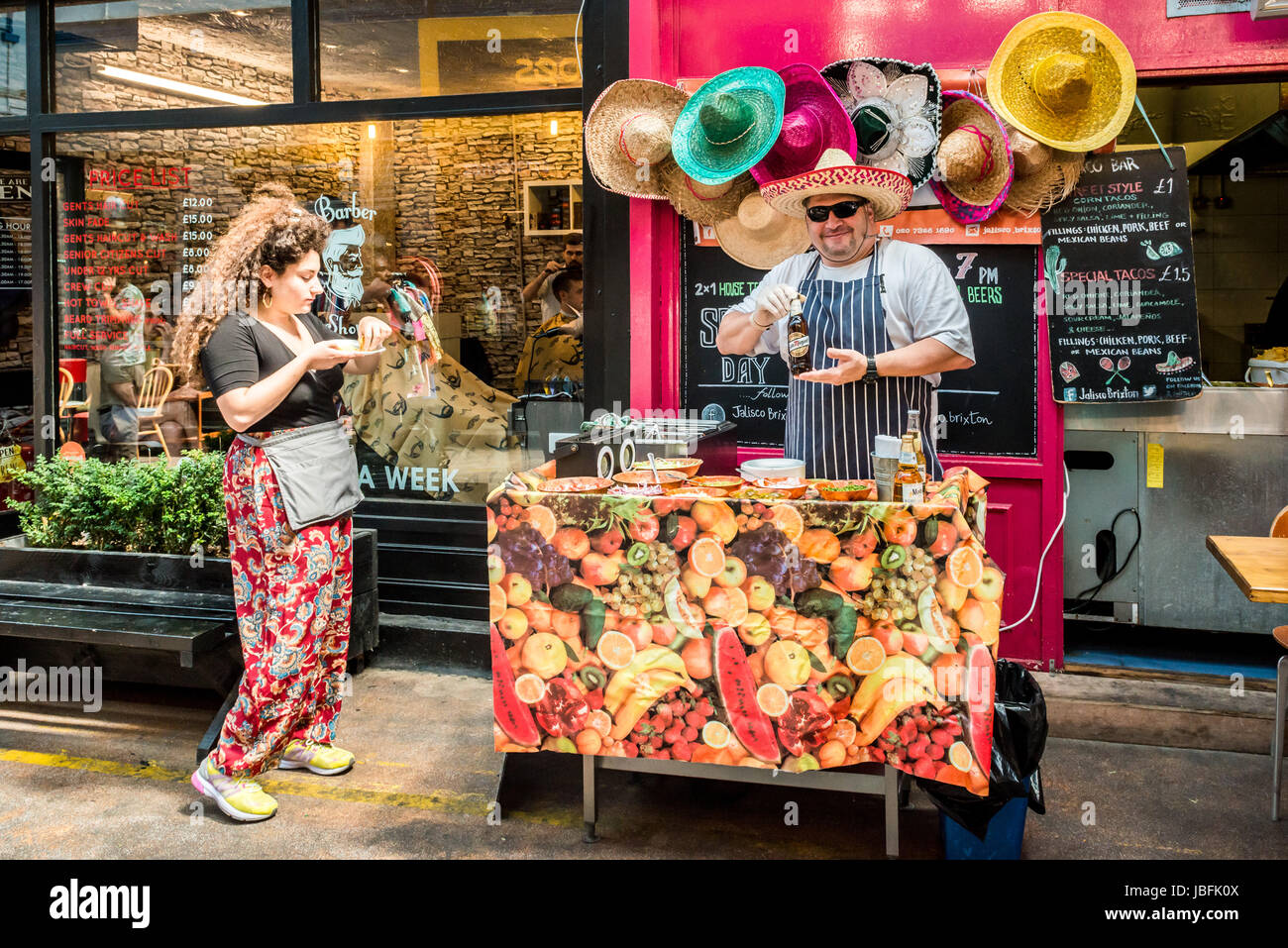 Londres, Royaume-Uni - 10 juin 2017 : Brixton Brixton Road Station Village et marché. Marché coloré et communauté multiculturelle événementielle des trad Banque D'Images
