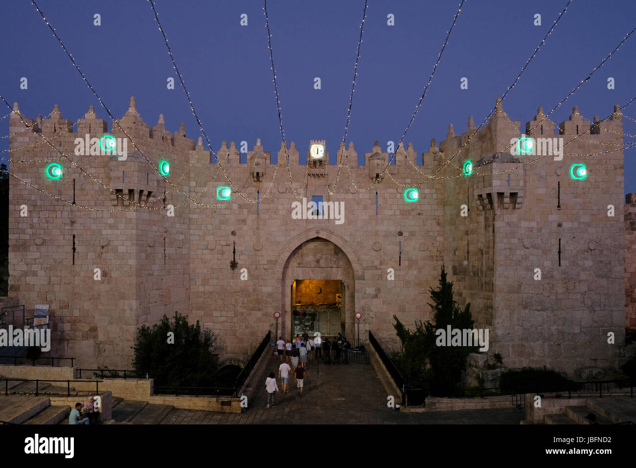 Lumières de fête décoration de porte de Damas pendant le mois du Ramadan dans la vieille ville de Jérusalem. Les musulmans du monde entier observer un mois de jeûne pour commémorer la première révélation du Coran à Mahomet selon la foi islamique. Banque D'Images