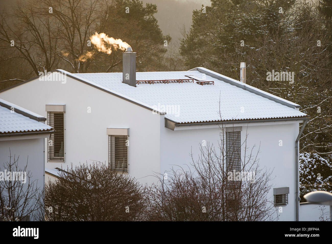 Abgasbelastung durch Wohnhäuser im Winter Banque D'Images