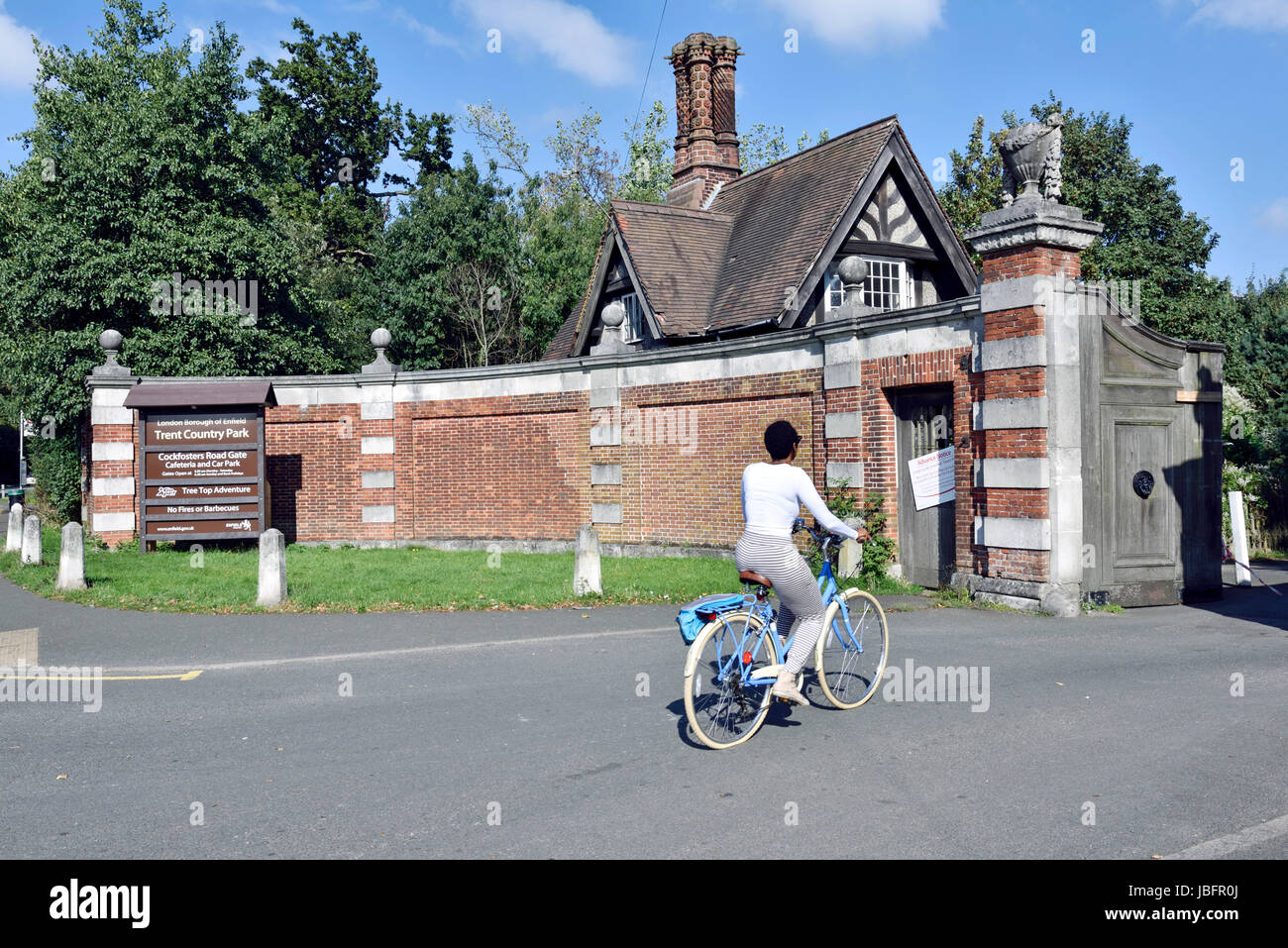Fille sur location entrant dans la Trent Country Park, London Borough of Enfield, Angleterre Royaume-uni Grande-Bretagne Banque D'Images