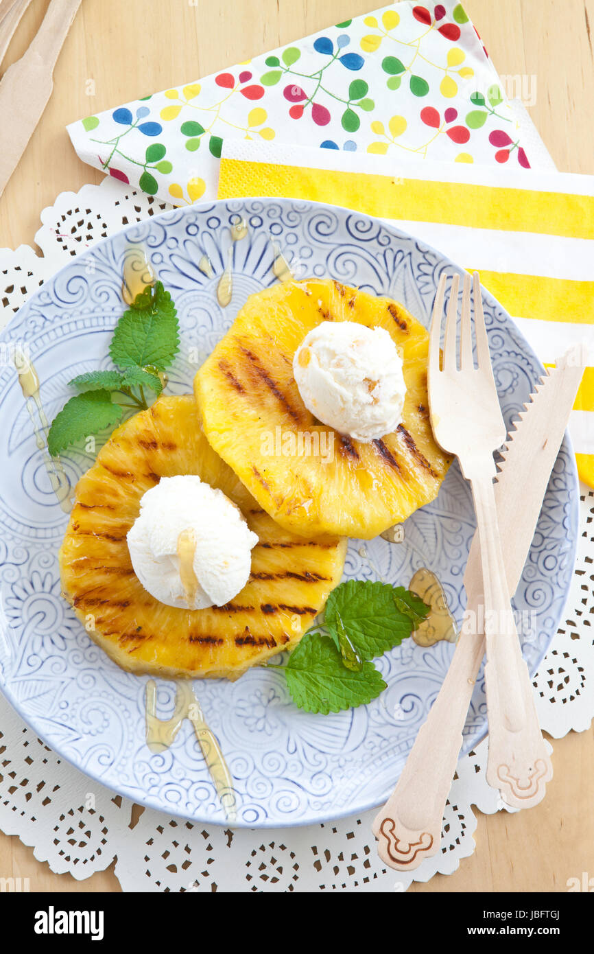 Gegrillete Eiscremekugeln Ananasringe mit und Honig Banque D'Images