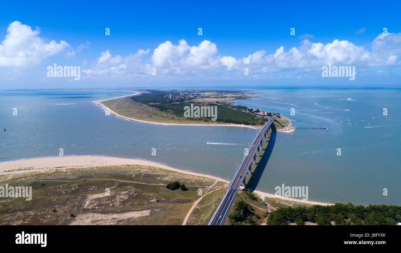 Photographie aérienne du pont de l'île de Noirmoutier en Vendée, France Banque D'Images
