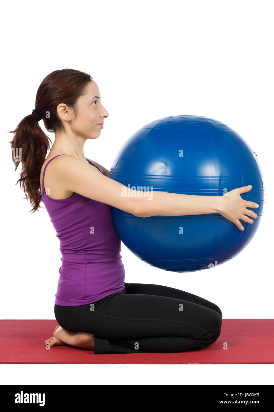 Femme Fitness est faire pilates avec un ballon. Banque D'Images