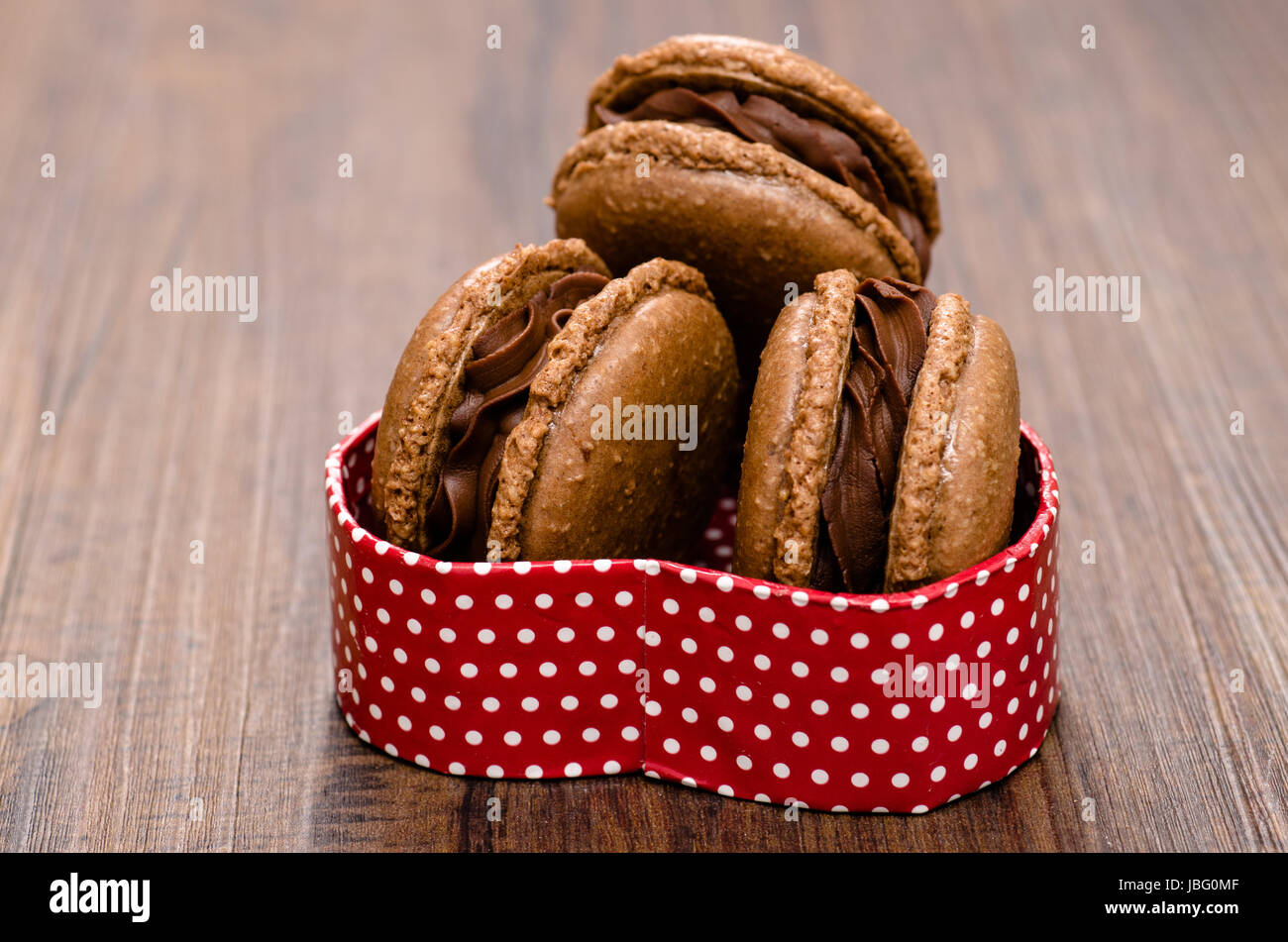 Rotes sien als Schachtel mit und Galanche Macarons Schokoladen Banque D'Images