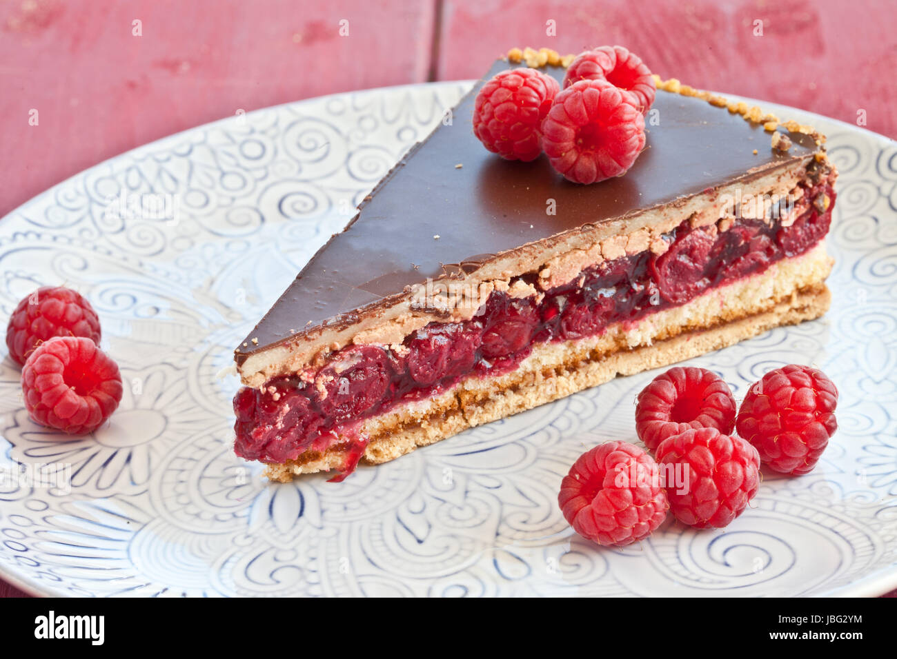 Ein Stueck Torte mit roten Fruechten und Schokolade Banque D'Images