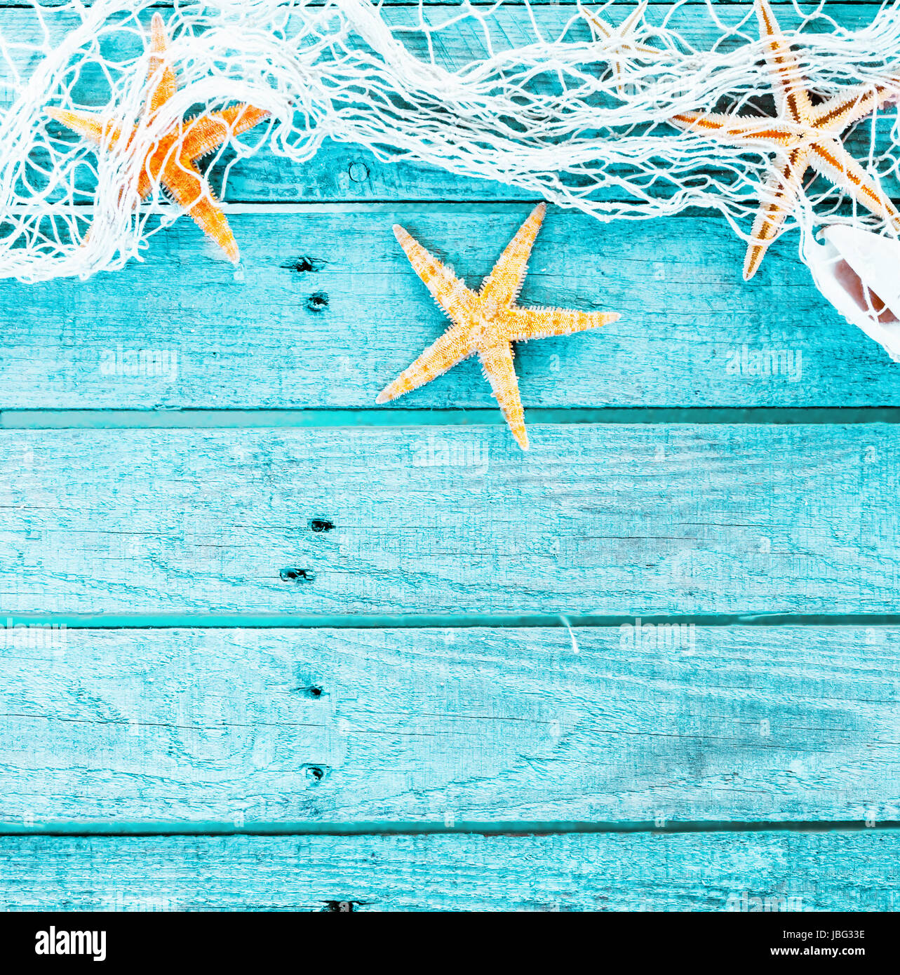 Joli Fond Marin Bleu Turquoise Decore D Un Filet De Peche Et D Etoiles De Drapes Sur Planches De Bois Rustique Peint Avec Copyspace Approprie Comme Une Carte Ou Invitation A Une Fete Format