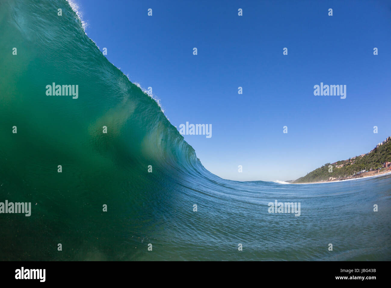 Les vagues de l'océan s'écraser sur les récifs à proximité du littoral plage shallopw Banque D'Images