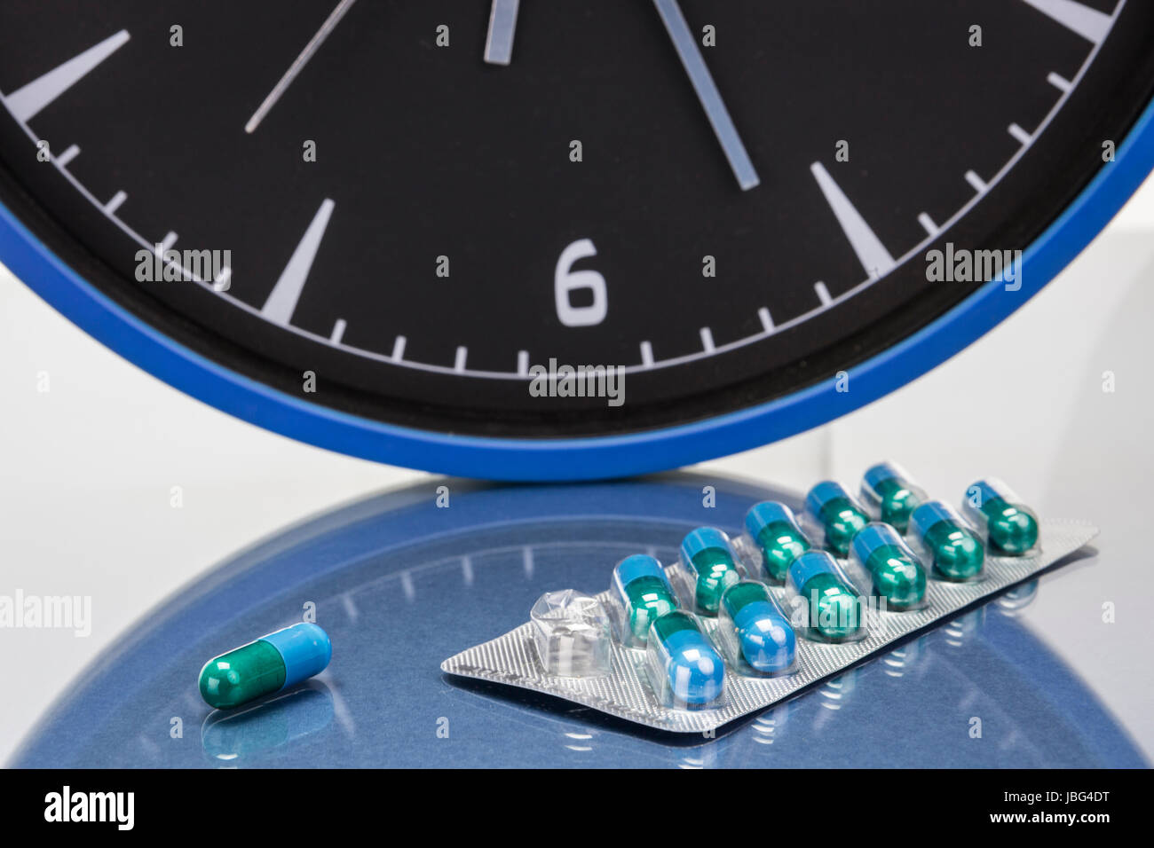 Certaines pilules et bleu réveil, médication quotidienne concept de traitement Banque D'Images