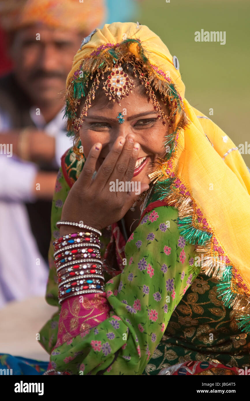 Dame indiens en costume traditionnel couvrant son visage et rire à l'assemblée annuelle de l'elephant festival à Jaipur, Rajasthan, Inde. Banque D'Images
