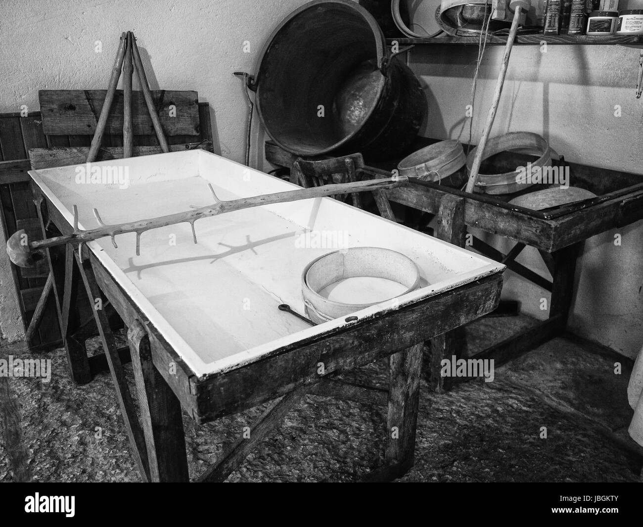 L'équipement pour la transformation du lait en fromage dans une ancienne laiterie italienne. Banque D'Images