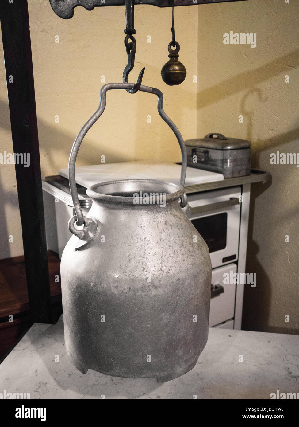 Récipient à lait est pesé dans une vieille cabane qui produit du fromage. Banque D'Images
