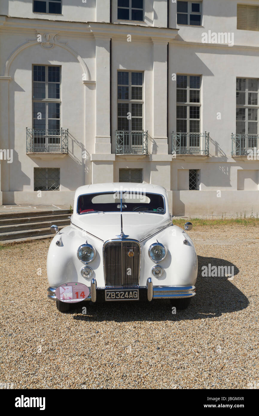 L'Italie. 10 Juin, 2017. Un 1952 Jaguar MK VII en face de château Stupinigi. Voitures anciennes et des voitures en exposition à Turin pendant Parco Valentino car show. Crédit : Marco Destefanis/Pacific Press/Alamy Live News Banque D'Images