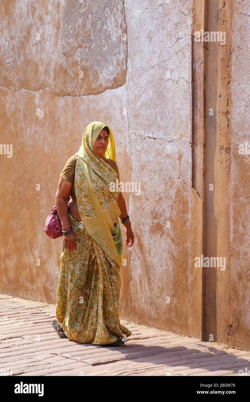 Femme en sari au pied du Fort d'Agra, Uttar Pradesh, Inde. Le fort a été construit principalement comme une structure militaire, mais plus tard a été mis à niveau à un palais. Banque D'Images