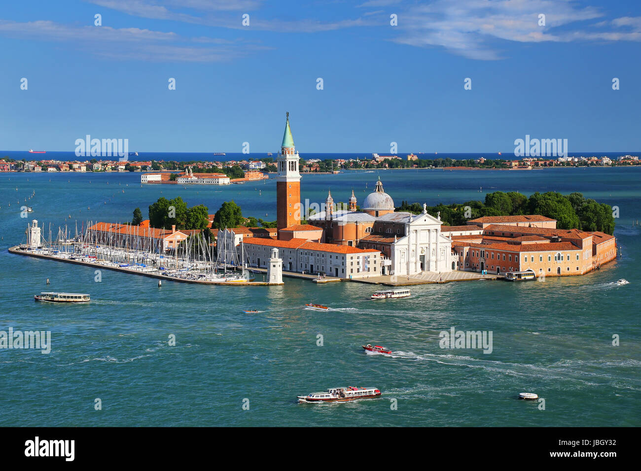 Vue aérienne de l'île de San Giorgio Maggiore à Venise, Italie. Venise est situé dans un groupe de 117 petites îles qui sont séparés par des canaux et de la l Banque D'Images
