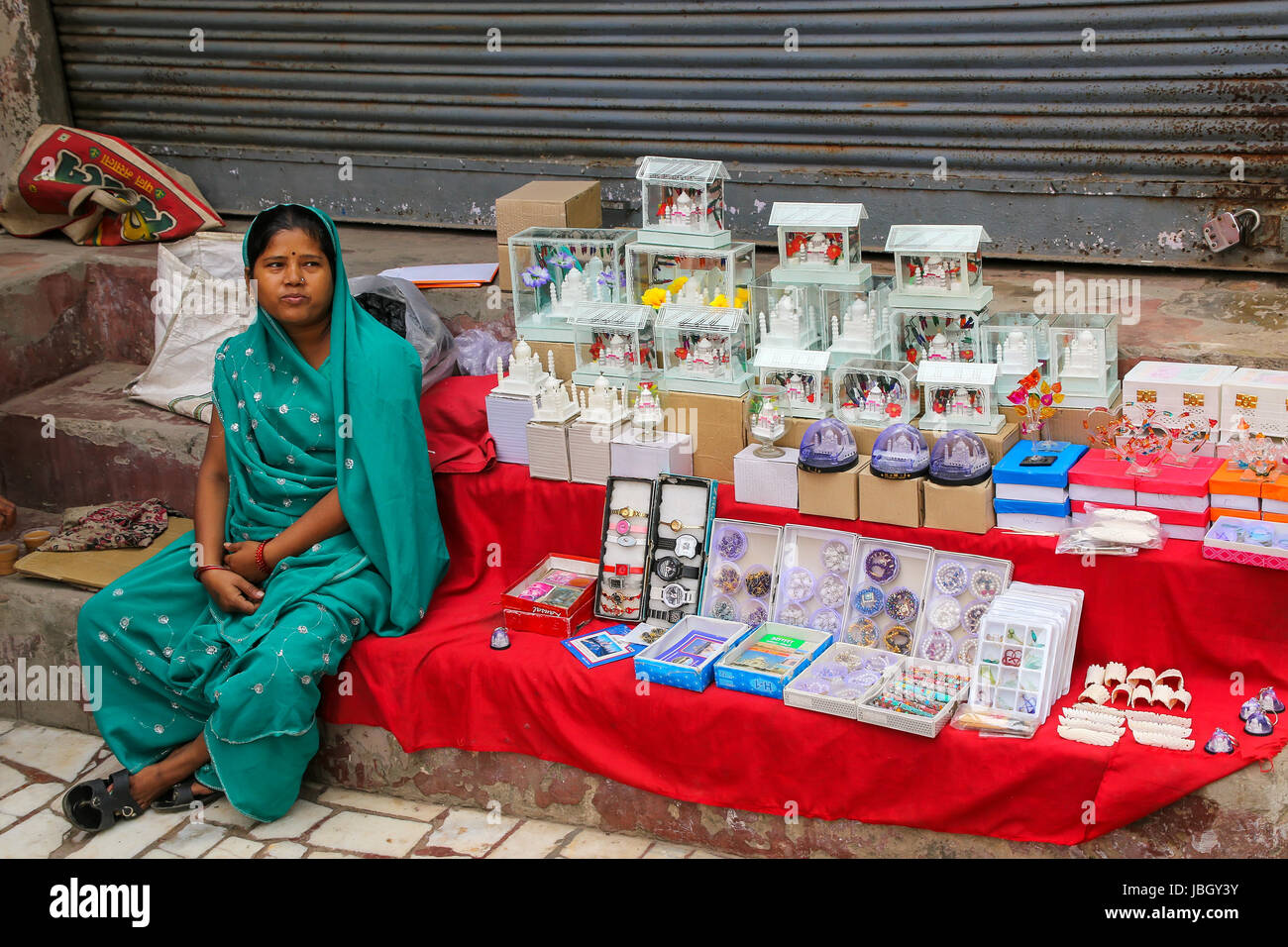 Femme vendant des souvenirs dans la rue dans le quartier de Taj Ganj Agra, Uttar Pradesh, Inde. L'Agra est l'une des villes les plus peuplés dans l'Uttar P Banque D'Images