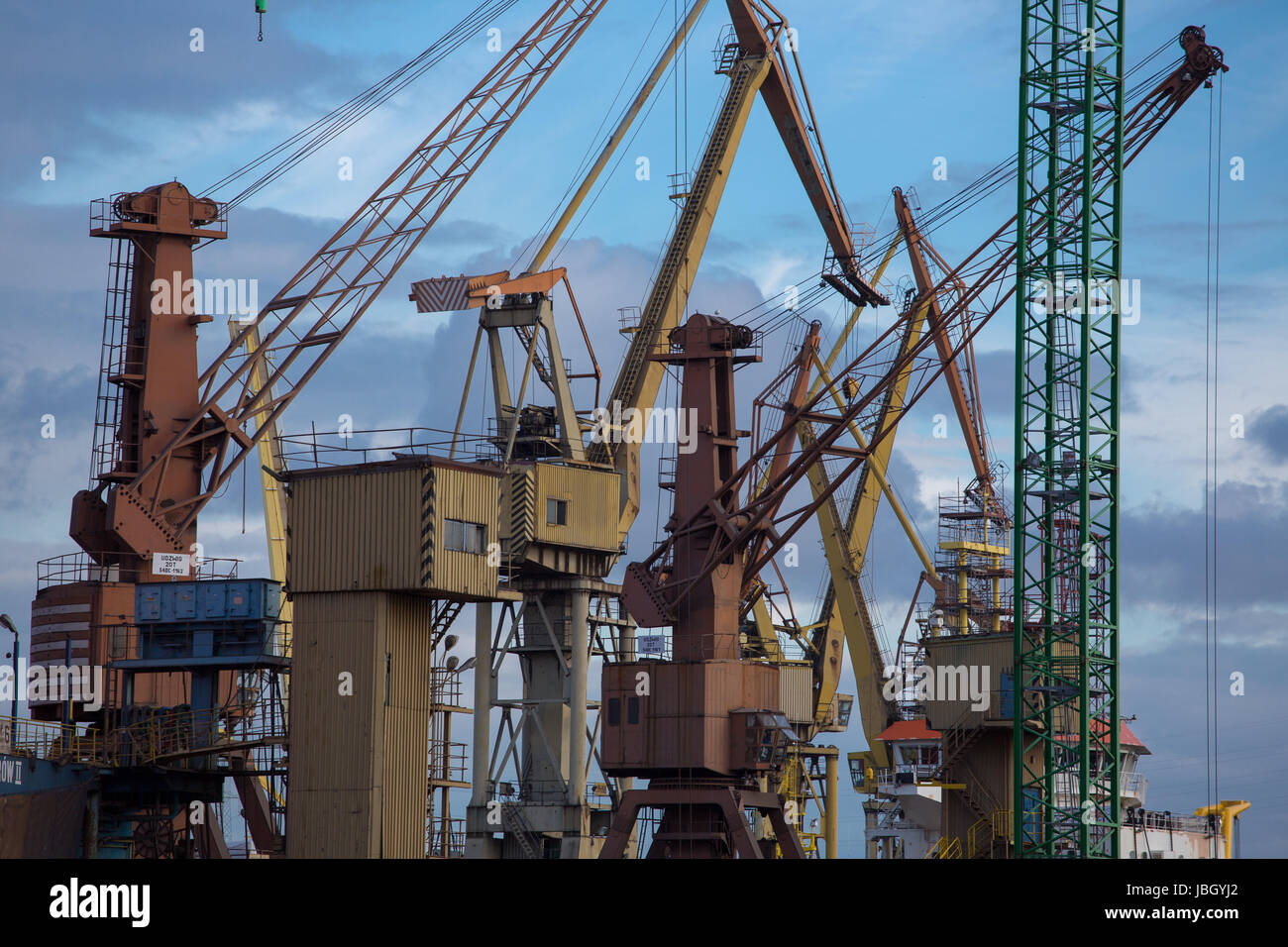 Composition des grues industrielles dans le massif du chantier naval de Gdansk, en Pologne. Banque D'Images