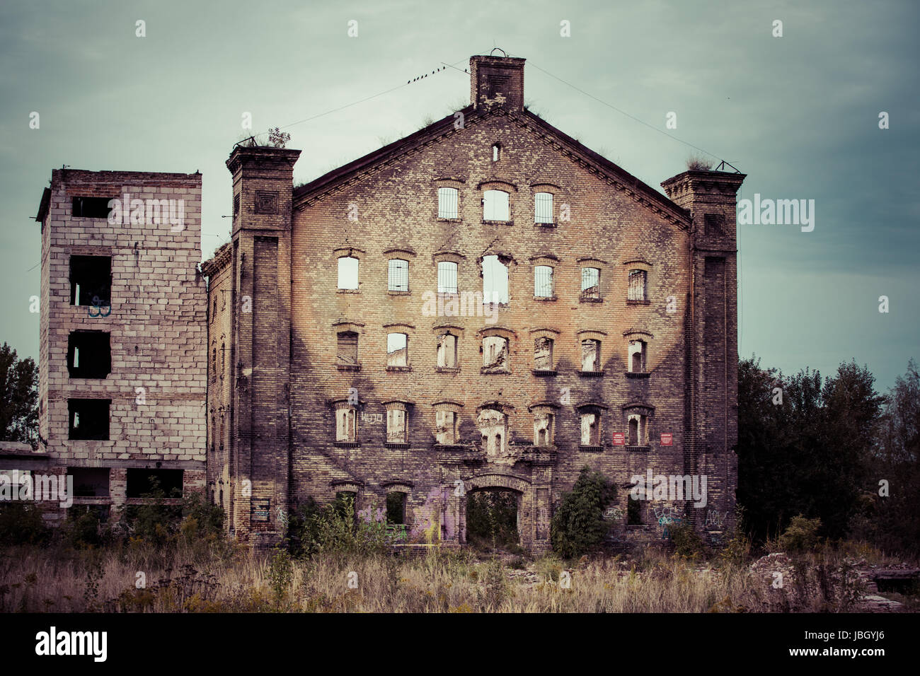 Ruiné et abandonné industrial building with vintage street light en zone de chantier naval de Gdansk Banque D'Images