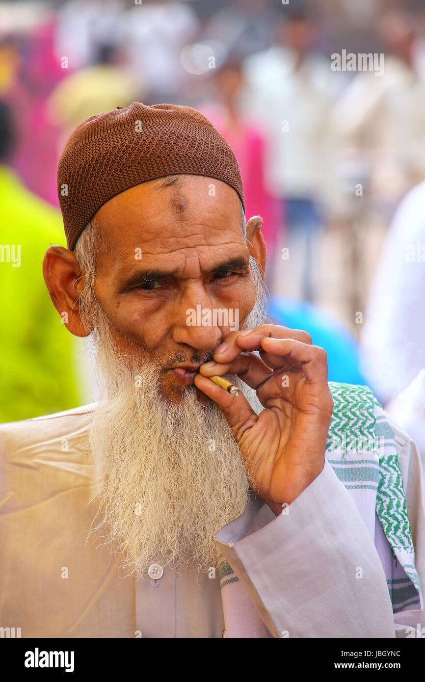 L'homme Local (portrait) de fumer à la street market dans Fatehpur Sikri, Uttar Pradesh, Inde. La ville a été fondée en 1569 par l'empereur moghol Akbar, un Banque D'Images