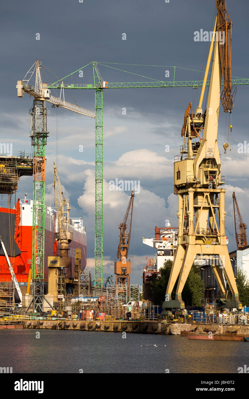 Gdansk, au nord de la Pologne sur la mer Baltique, d'immenses navires rouge dans une cale sèche avec grues massive autour, Gdansk. Pologne 2013. Banque D'Images