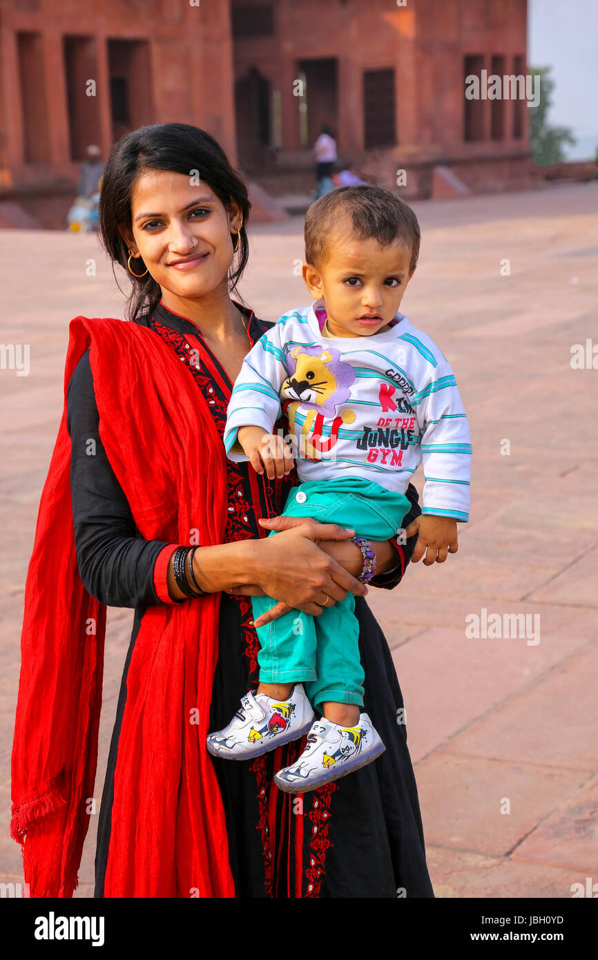Jeune femme avec un garçon debout à Fatehpur Sikri complexe dans l'Uttar Pradesh, Inde. Fatehpur Sikri est l'un des exemples les mieux préservés de l'arche moghole Banque D'Images
