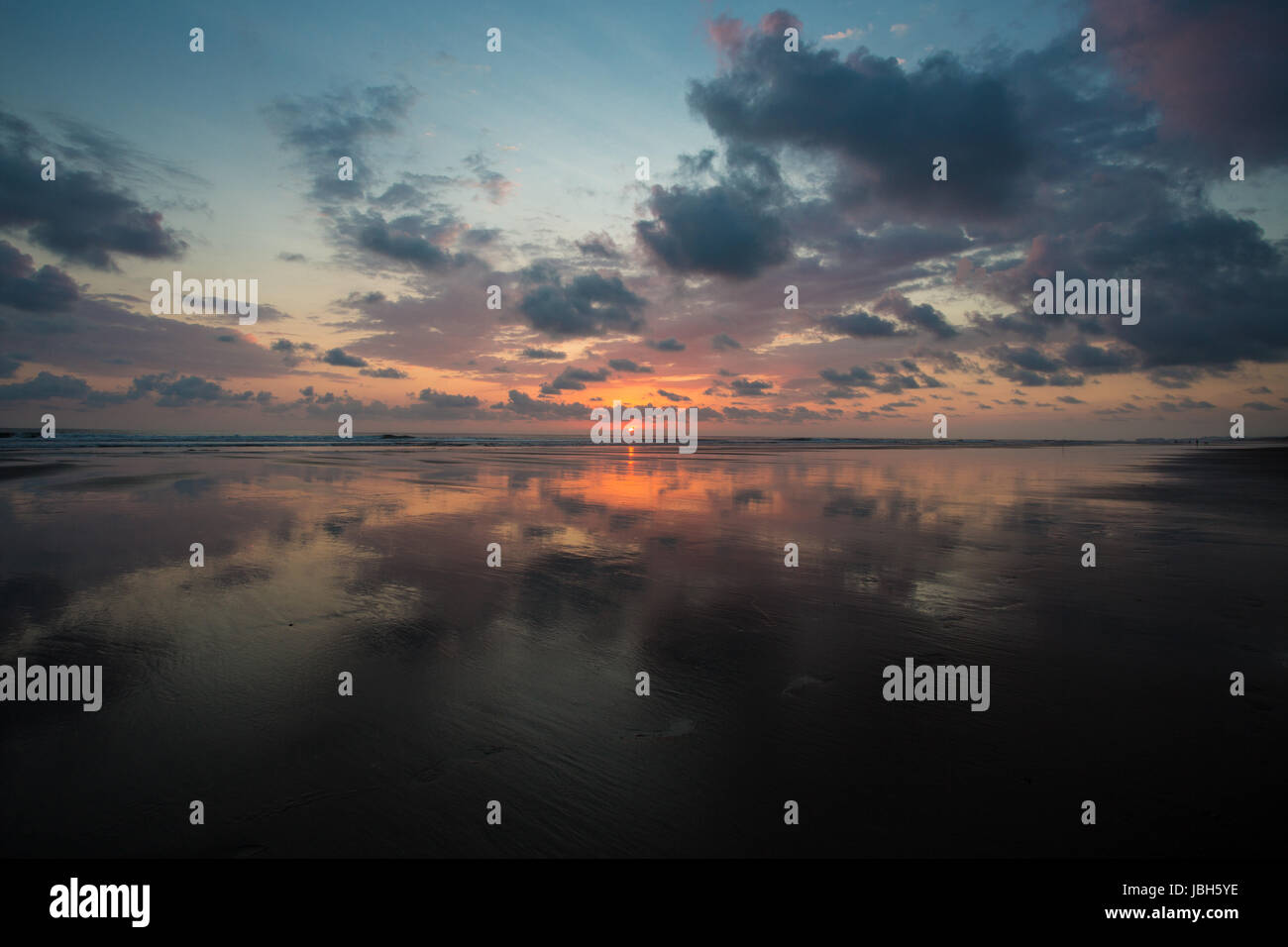 Vue du coucher de soleil sur la plage de Matapalo, Costa Rica. Matapalo est situé dans le sud de la côte du Pacifique. Les principales attractions sont le surf et l'éco-tourisme, Costa Rica 2013. Banque D'Images