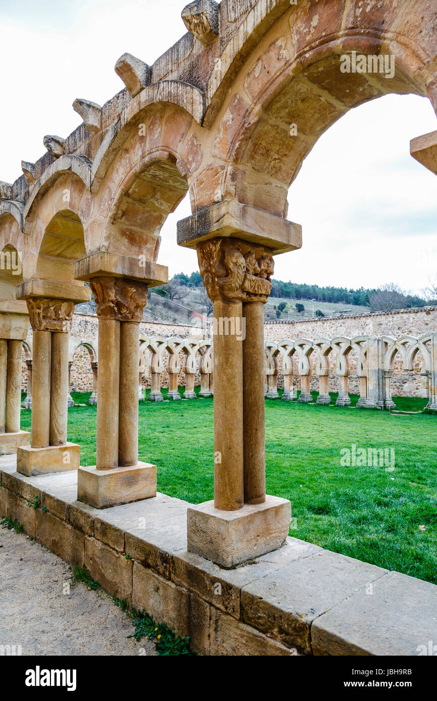 Croisée d'ogives dans la cour du monastère de San Juan de Duero à Soria Banque D'Images