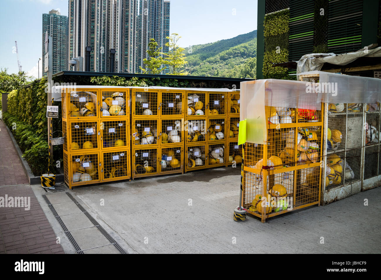 Les casques de sécurité construction stockés dans des casiers cage at construction site à hong kong Banque D'Images