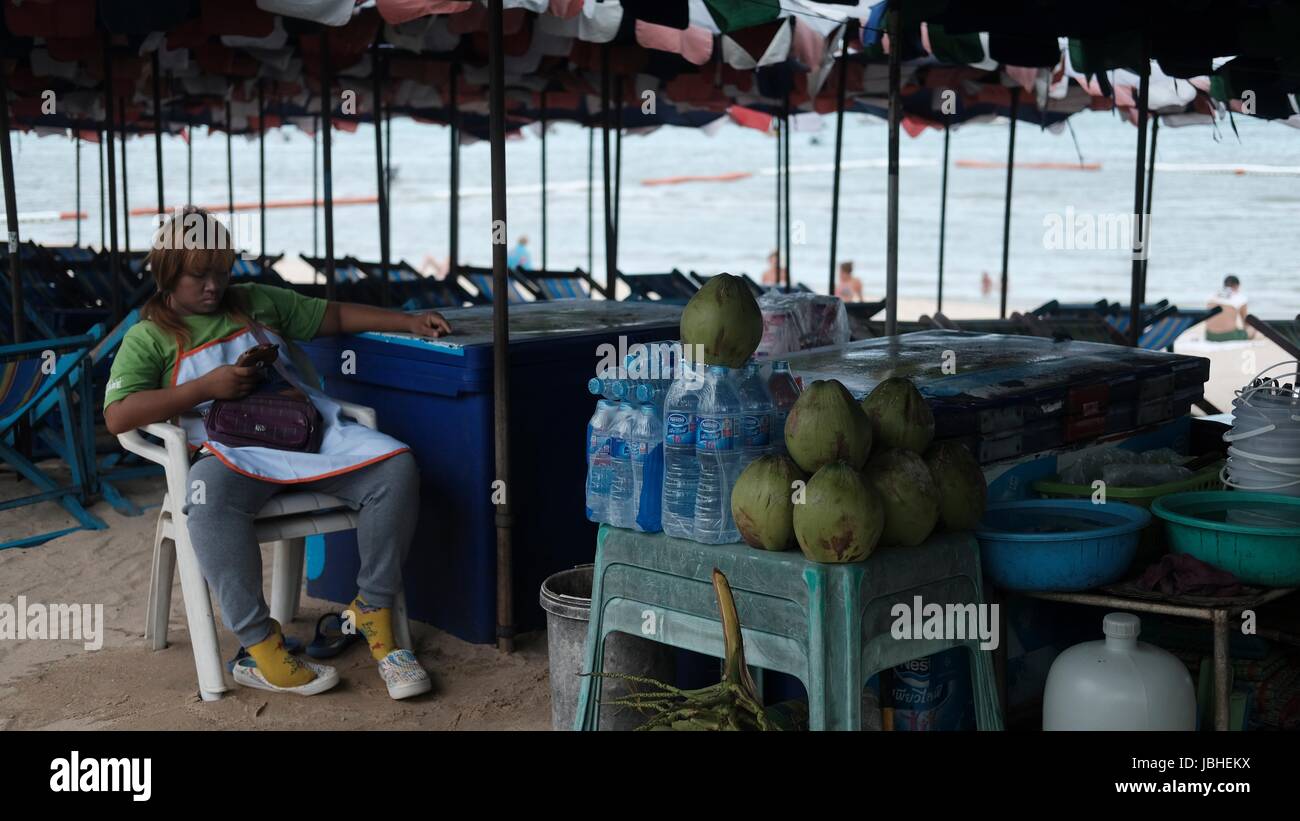 Boire du lait de coco fraîche fournisseurs sur Beach Road, à Pattaya en Thaïlande sur le golfe de Thaïlande Banque D'Images