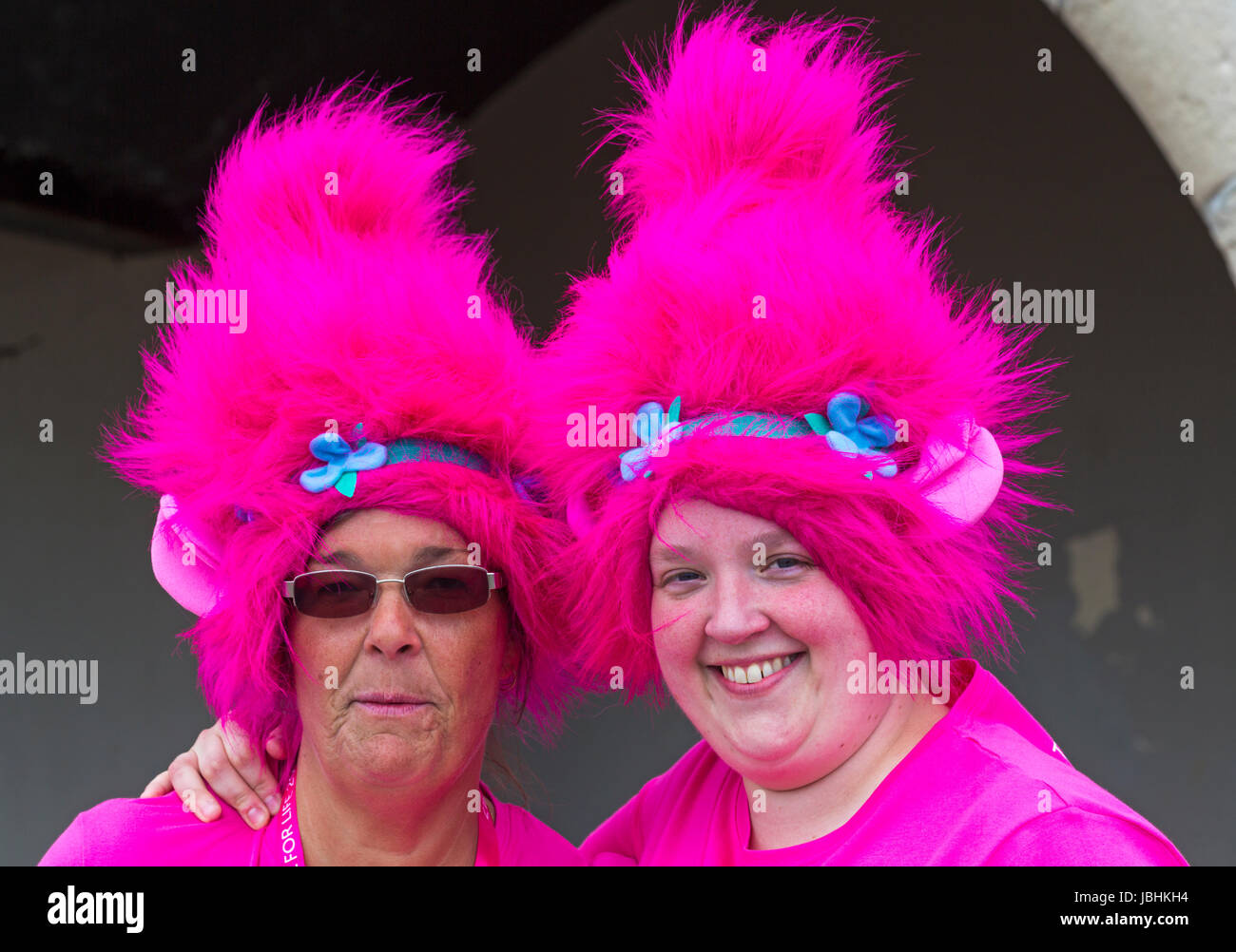 Bournemouth, Royaume-Uni. 11 Juin, 2017. Des centaines de femmes habillées en rose prendre part à 10k ou 5k Race for Life course le long du front de mer de Bournemouth pour lever des fonds essentiels pour Cancer Research UK. Couple déguisés en personnages Trolls Crédit : Carolyn Jenkins/Alamy Live News Banque D'Images