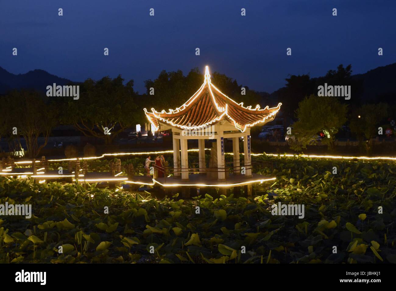 Tengchong. 10 Juin, 2017. Les gens s'amuser à l'ancienne ville de Jintian Inn Hongqi qui date de la dynastie Ming (1368-1644) dans le sud-ouest de la province chinoise du Yunnan, le 10 juin 2017. Crédit : Yang Zongyou/Xinhua/Alamy Live News Banque D'Images