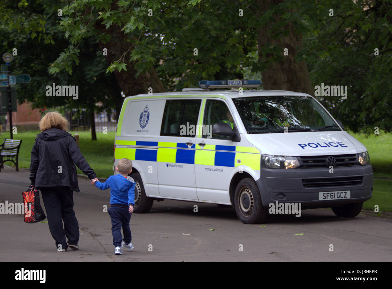 Glasgow, Ecosse, Royaume-Uni. 11 juin. Les deux éléments de cette années d'été britannique étaient présents sous forme de pluie déversées sur le West End Festival Grand dimanche dans le parc de Kelvingrove. Les visiteurs ont été étroitement surveillée par la police et les services de sécurité privée. Des policiers armés patrouillent à l'intérieur du parc de véhicules tout en sacs ont été fouillés à l'entrée par des agents de sécurité privée. Les policiers patrouillaient dans le lieu à pied et en vélo. Gerard crédit Ferry/Alamy Live News Banque D'Images