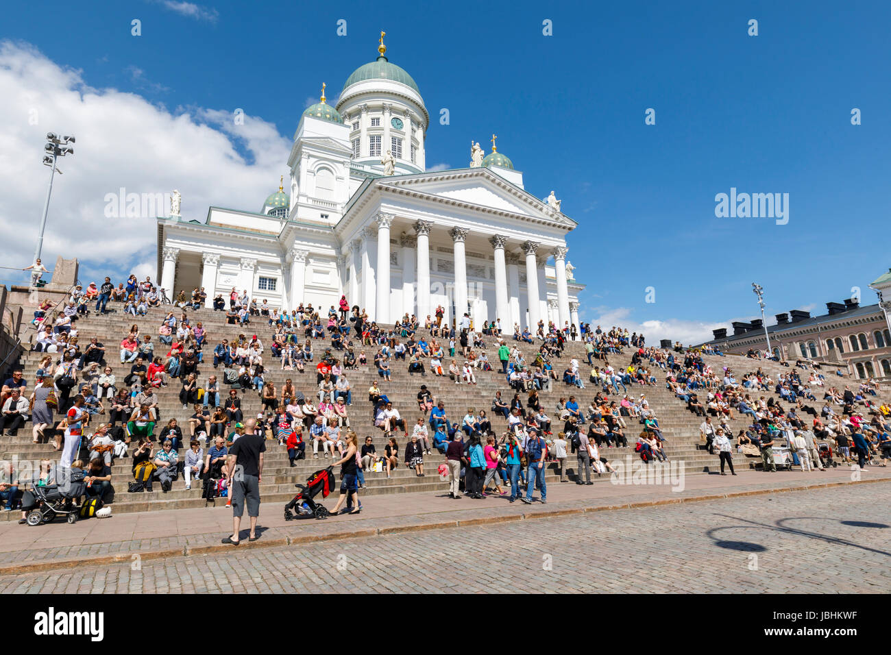 Helsinki, Finlande. 10 juin, 2017. Les gens s'assoient sur l'escalier en face de st. cathédrale Saint-Nicolas à Helsinki, Finlande le 10 juin 2017 Crédit : risto hunt/Alamy live news Banque D'Images