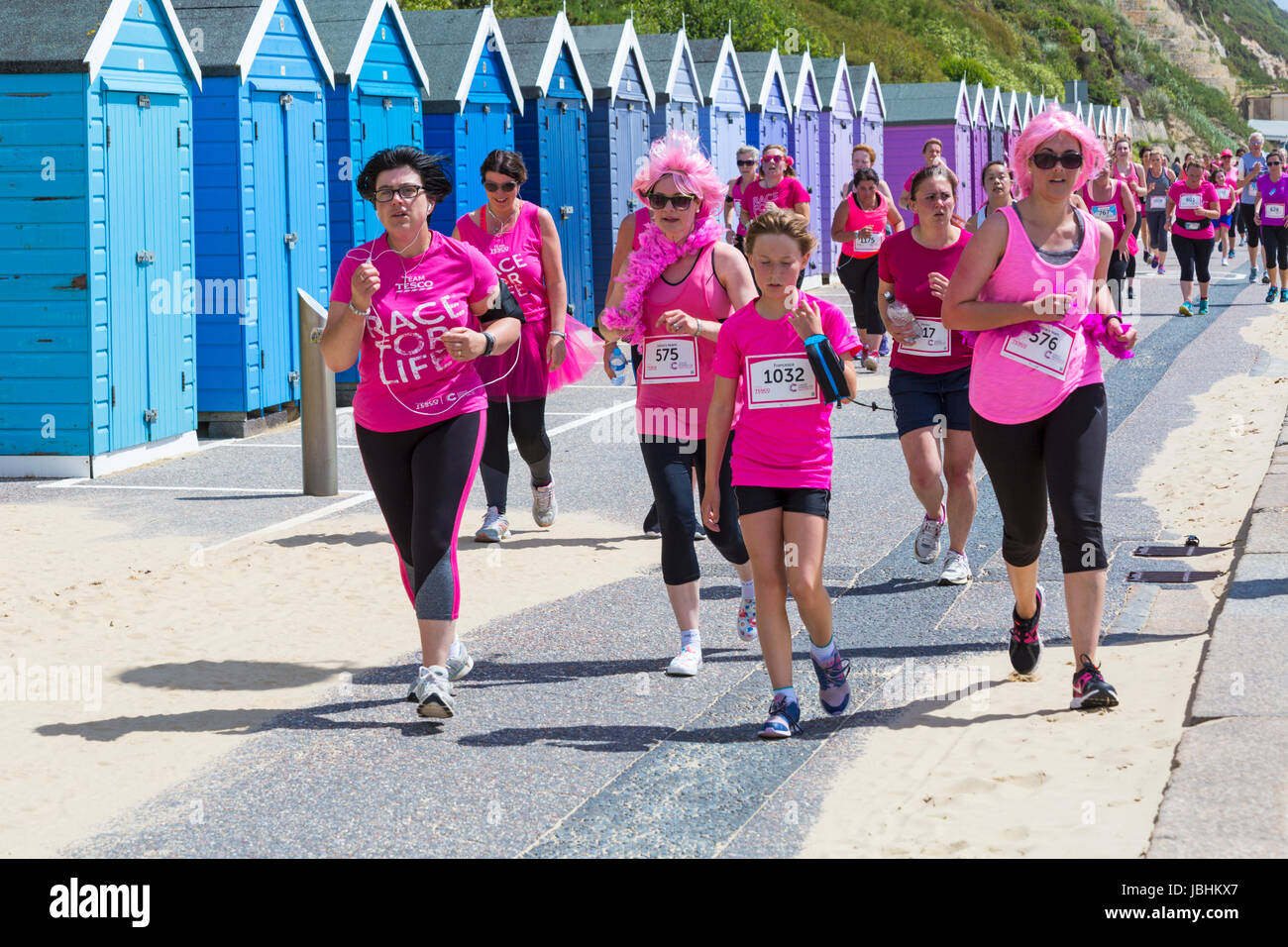 Bournemouth, Royaume-Uni. 11 Juin, 2017. Des centaines de femmes habillées en rose prendre part à 10k ou 5k Race for Life course le long du front de mer de Bournemouth pour lever des fonds essentiels pour Cancer Research UK. Credit : Carolyn Jenkins/Alamy Live News Banque D'Images