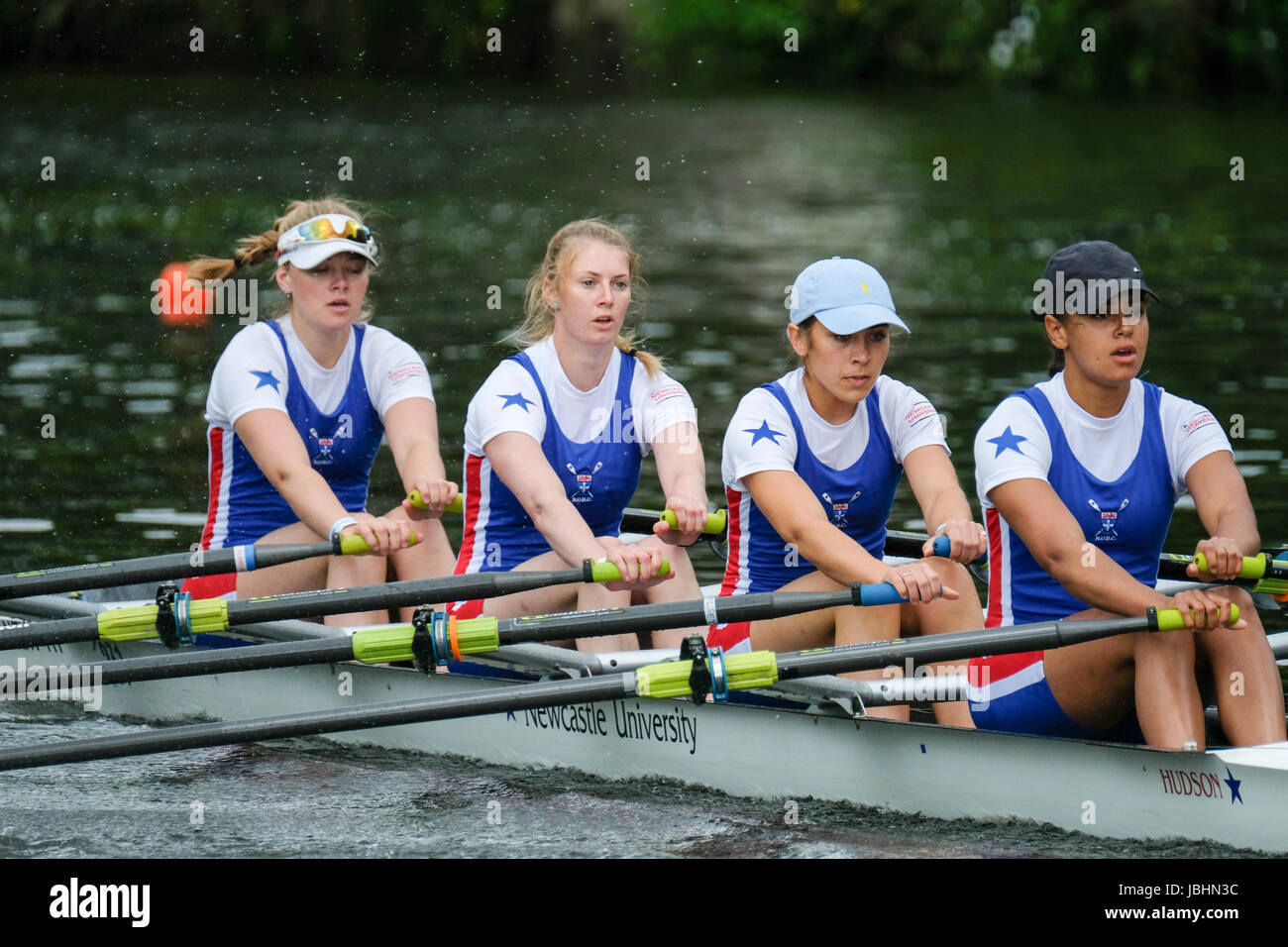 Durham, Royaume-Uni. 11 Juin, 2017. L'Université de Newcastle Boat Club sur leur façon de battre York Rowing Club par un demi-longueur Crédit : Tim Withnall/Alamy Live News Banque D'Images