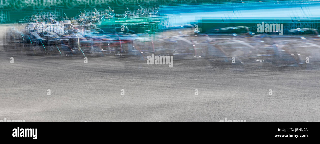 Berlin, Allemagne. 11 Juin, 2017. Une voiture de course en action à la Berlin ePrix Formule E des courses à l'ancien aéroport de Tempelhof à Berlin, Allemagne, 11 juin 2017. (Une exposition Multiple) Photo : Paul Zinken/dpa/Alamy Live News Banque D'Images