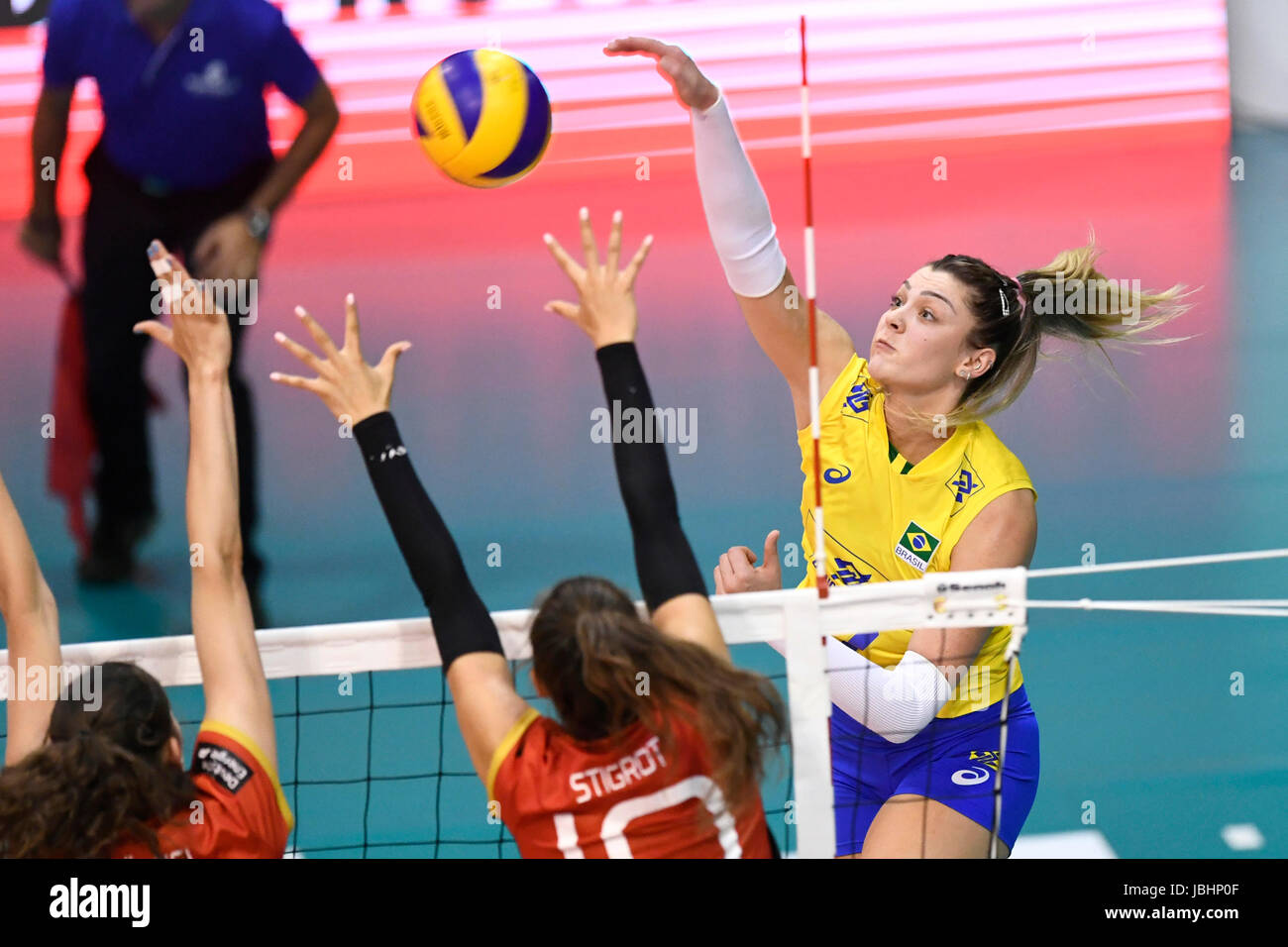 Montreux, dimanche. 11 Juin, 2017. Adenizia Da Silva(R) du Brésil les crampons le ballon lors de la finale entre le Brésil et l'Allemagne au Montreux Volley Masters tournoi femmes, à Montreux, en Suisse, dimanche, 11 juin, 2017. Le Brésil a gagné 3-0 et a réclamé le titre. Crédit : Alain Grosclaude/Xinhua/Alamy Live News Banque D'Images