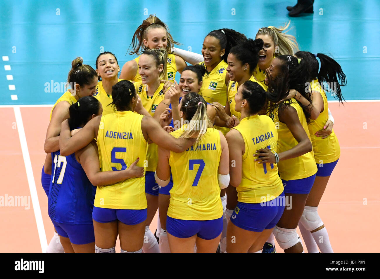 Montreux, dimanche. 11 Juin, 2017. Joueurs brésiliens célèbrent la victoire après le dernier entre le Brésil et l'Allemagne au Montreux Volley Masters tournoi femmes, à Montreux, en Suisse, dimanche, 11 juin, 2017. Le Brésil a gagné 3-0 et a réclamé le titre. Crédit : Alain Grosclaude/Xinhua/Alamy Live News Banque D'Images