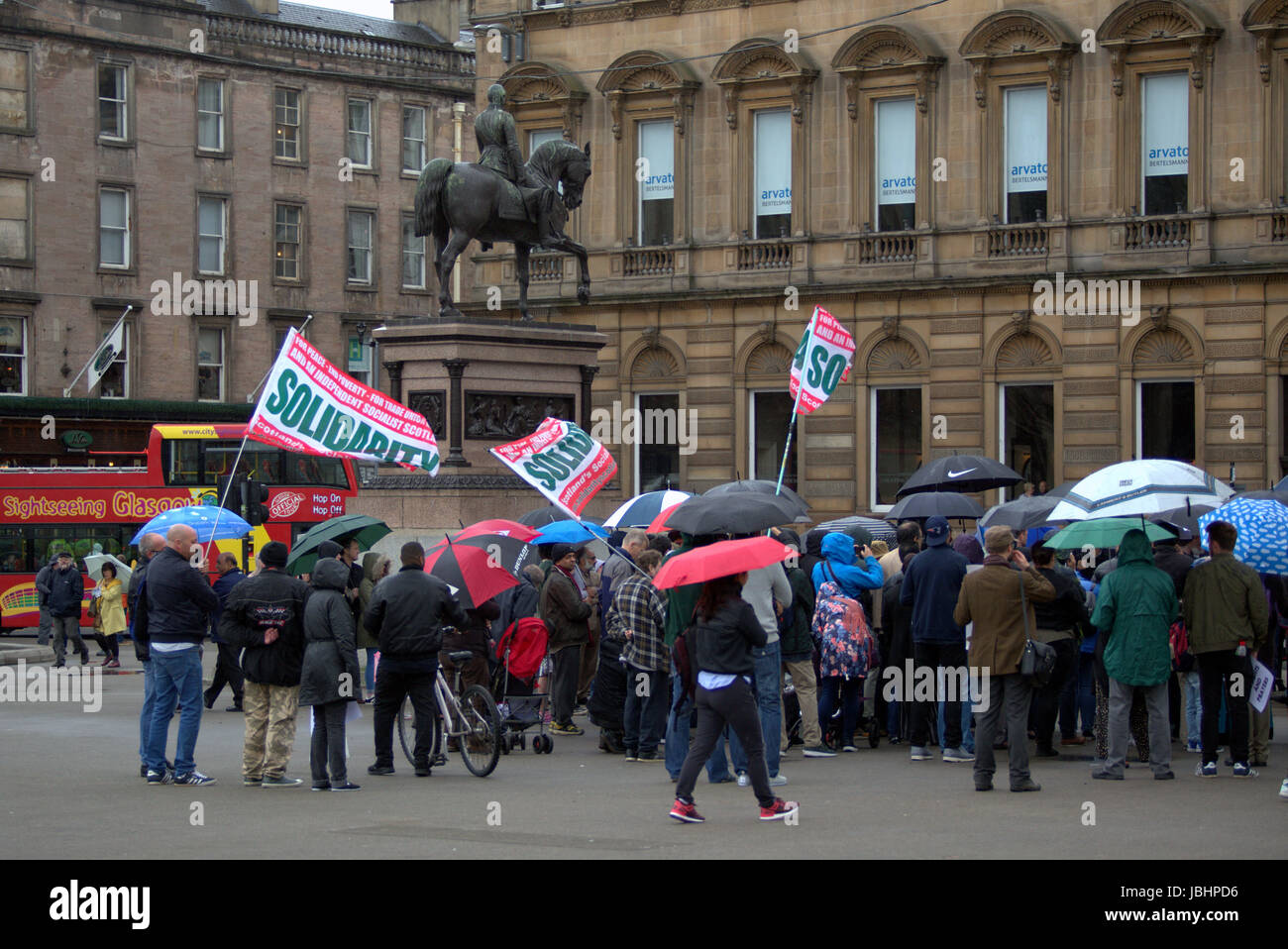 Glasgow, Ecosse, Royaume-Uni. 11 juin. Scots se leva avec les musulmans sous brollies sous la pluie battante à Glasgow's George Square en solidarité avec les victimes de Londres et de Manchester protester contre les attaques terroristes dans un Facebook musulmans contre le terrorisme organisé de protestation. Gerard crédit Ferry/Alamy Live News Banque D'Images