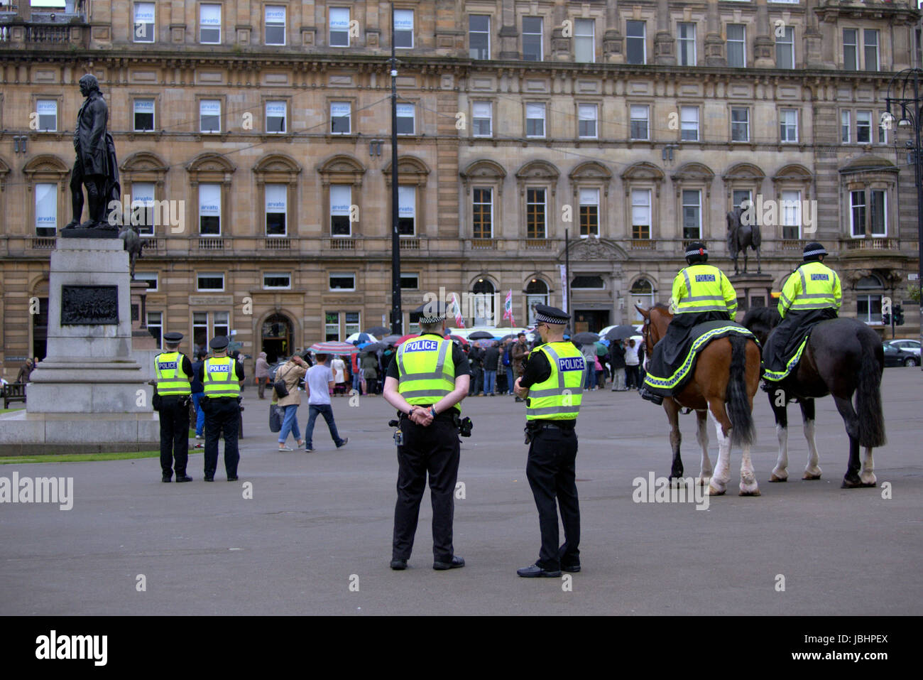 Glasgow, Ecosse, Royaume-Uni. 11 juin. Scots se leva avec les musulmans sous brollies sous la pluie battante à Glasgow's George Square en solidarité avec les victimes de Londres et de Manchester protester contre les attaques terroristes dans un Facebook musulmans contre le terrorisme organisé de protestation. Gerard crédit Ferry/Alamy Live News Banque D'Images