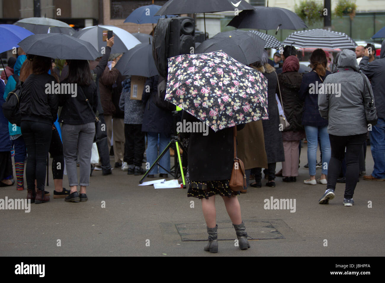 Glasgow, Ecosse, Royaume-Uni. 11 juin. Scots se leva avec les musulmans sous brollies sous la pluie battante à Glasgow's George Square en solidarité avec les victimes de Londres et de Manchester protester contre les attaques terroristes dans un Facebook musulmans contre le terrorisme organisé de protestation. Gerard crédit Ferry/Alamy Live News Banque D'Images