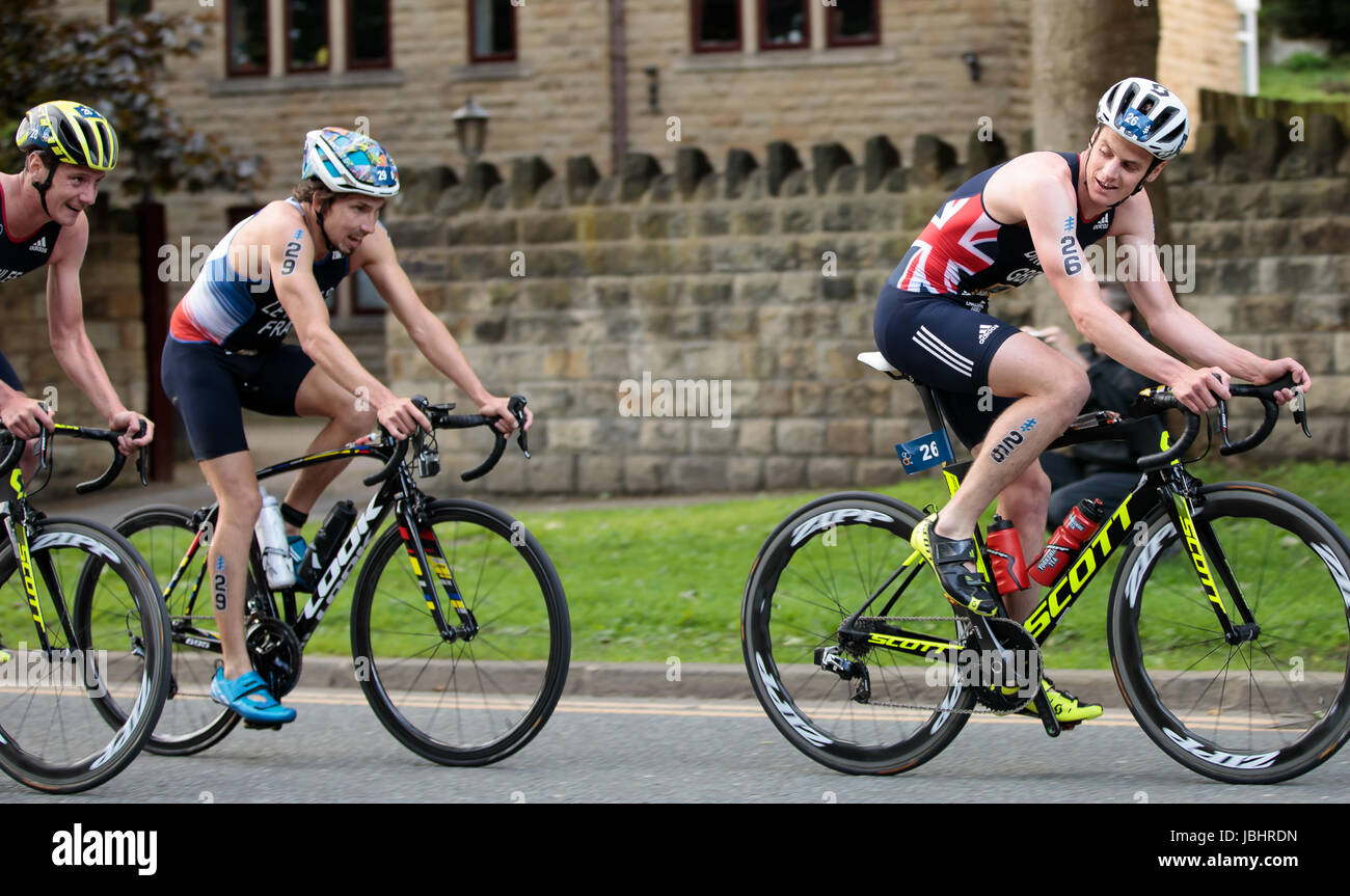 Frères Brownlee aux Championnats du monde de triathlon de l'UIT, Leeds, West Yorkshire. 11 juin 2017. Les frères Alistair (No 28) et Jonathan (No 26) Brownlee prennent les première et deuxième places dans l'événement mondial de triathlon, pour se faire une pause rapide dans leur ville natale Banque D'Images