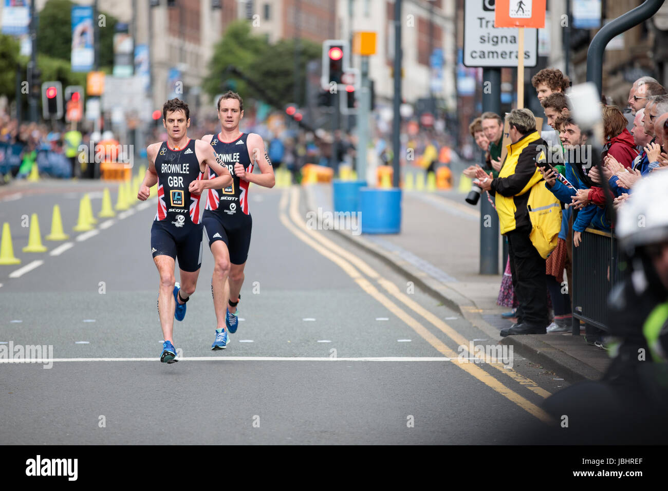 Frères Brownlee aux Championnats du monde de triathlon de l'UIT, Leeds, West Yorkshire. 11 juin 2017. Les frères Alistair (No 28) et Jonathan (No 26) Brownlee prennent les première et deuxième places dans l'événement mondial de triathlon, pour se faire une pause rapide dans leur ville natale Banque D'Images