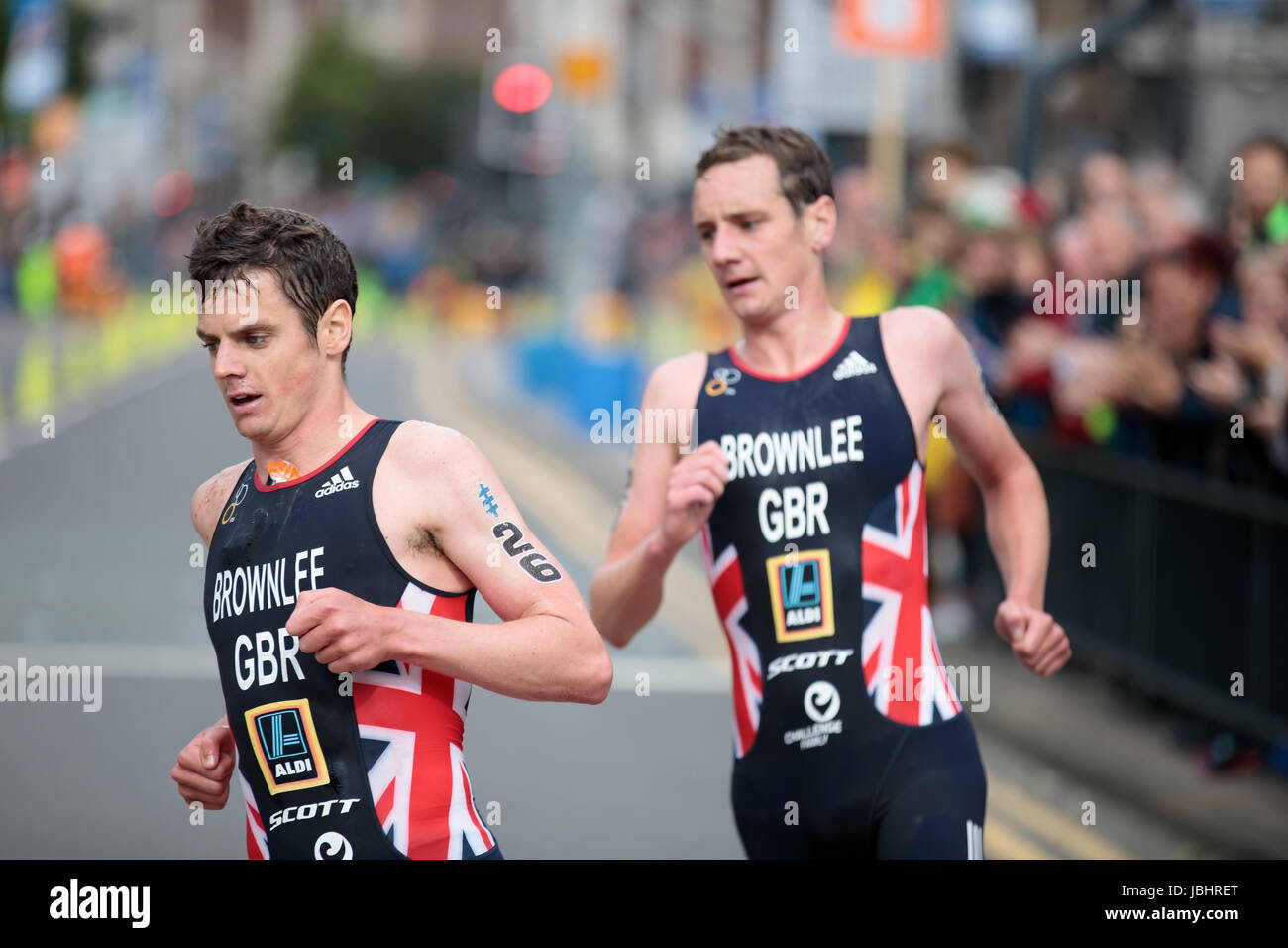 Frères Brownlee aux Championnats du monde de triathlon de l'UIT, Leeds, West Yorkshire. 11 juin 2017. Les frères Alistair (No 28) et Jonathan (No 26) Brownlee prennent les première et deuxième places dans l'événement mondial de triathlon, pour se faire une pause rapide dans leur ville natale Banque D'Images