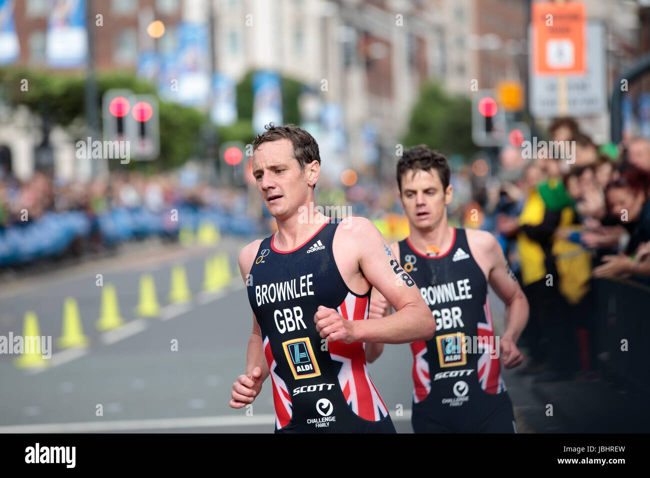 Frères Brownlee aux Championnats du monde de triathlon de l'UIT, Leeds, West Yorkshire. 11 juin 2017. Les frères Alistair (No 28) et Jonathan (No 26) Brownlee prennent les première et deuxième places dans l'événement mondial de triathlon, pour se faire une pause rapide dans leur ville natale Banque D'Images